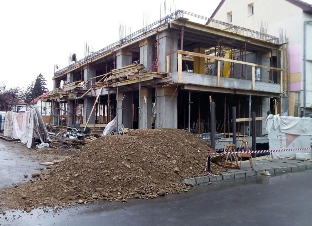 BRAŞOV. Ţeavă de gaze fisurată pe strada Verii! Pompierii asigură măsurile de siguranţă (FOTO) 3 stradaverii4.jpg