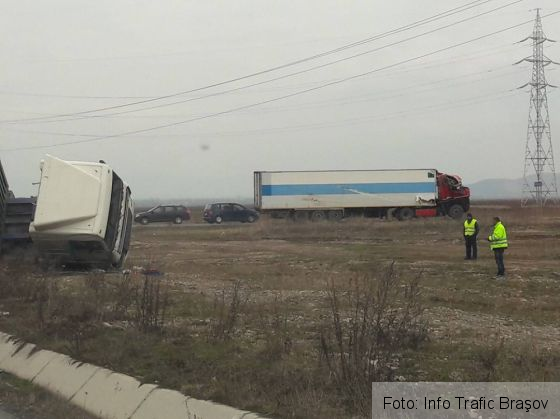 Update. BRAŞOV. Atenţie, se fac manevre de ridicare a TIR-ul răsturnat în Săcele (FOTO)! 2 tir rasturnat sacele 1_232659.jpg