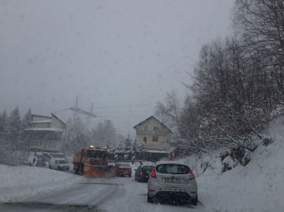 BRAŞOV. Se circulă greu pe DN1 şi în oraş; restricţii de tonaj pe DN 73 (galerie foto) 2 Bran Rucar_234654.jpg