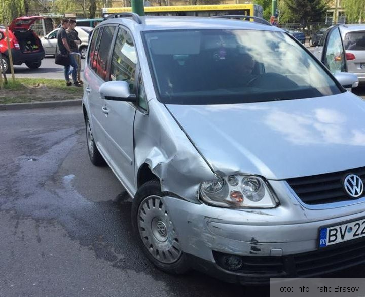 BRAȘOV. Încă un autoturism a ajuns într-un stâlp, în Centrul Civic (FOTO) 2 accidentcentrulcivic2.jpg