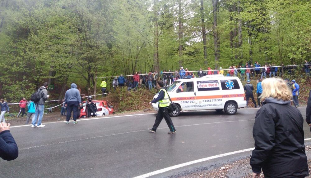 BRAȘOV. Spectator rănit în prima etapă a Campionatului Național de viteză în coastă. Bărbatul a ajuns la spital, după ce a suferit un traumatism craniocerebral - Galerie FOTO 2 accidentcoasta2.jpg