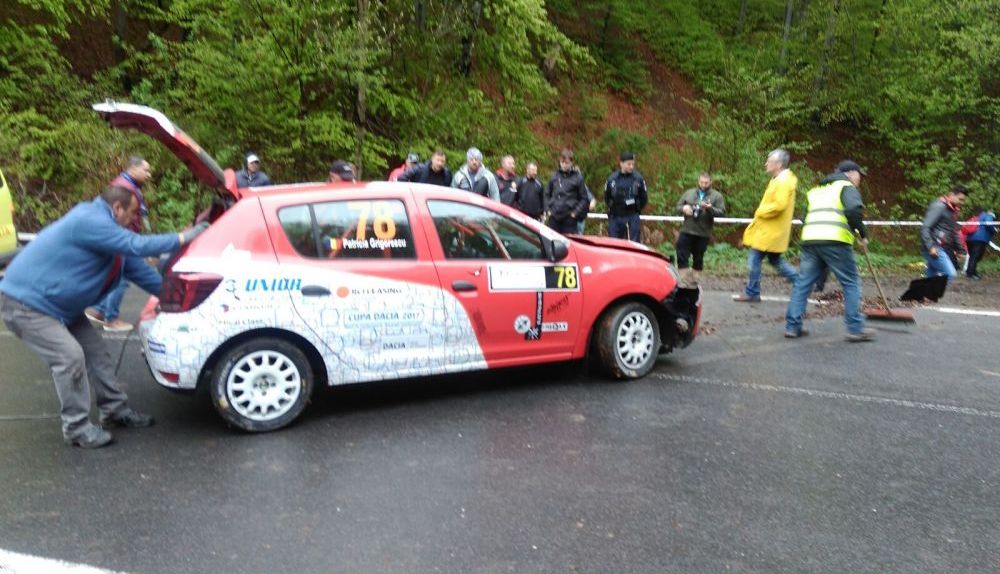 BRAȘOV. Spectator rănit în prima etapă a Campionatului Național de viteză în coastă. Bărbatul a ajuns la spital, după ce a suferit un traumatism craniocerebral - Galerie FOTO 3 accidentcoasta3.jpg
