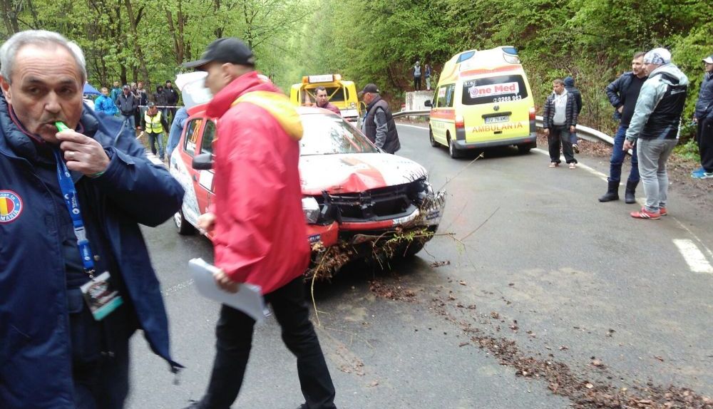 BRAȘOV. Spectator rănit în prima etapă a Campionatului Național de viteză în coastă. Bărbatul a ajuns la spital, după ce a suferit un traumatism craniocerebral - Galerie FOTO 4 accidentcoasta4.jpg