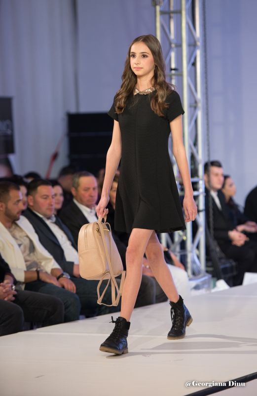 BRAȘOV. Fiica fostului mare atacant „stegar” Marian Ivan, primii pași în modeling. „A debutat de mică, la doar 15 ani. E ca la fotbal, are nevoie și de șansă” 2 anamariaivan3.jpg