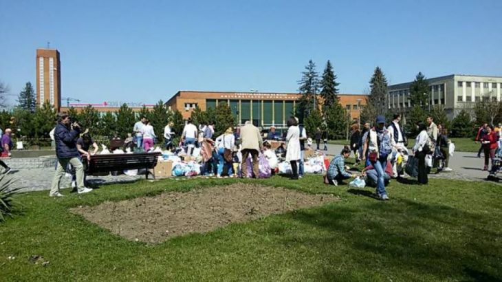 BRAȘOV. „Copacul cu haine” în Parcul Tractorul 2 donatii3_233644.jpg