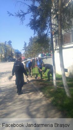 BRAȘOV. Jandarmii au acceptat provocarea primăverii și s-au alăturat acțiunii „Plantează în curtea spitalului din Făgăraş" (FOTO) 2 jandarmi spital 2_234214.jpg