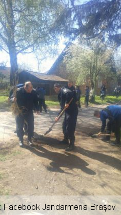 BRAȘOV. Jandarmii au acceptat provocarea primăverii și s-au alăturat acțiunii „Plantează în curtea spitalului din Făgăraş" (FOTO) 3 jandarmi spital 3_234216.jpg
