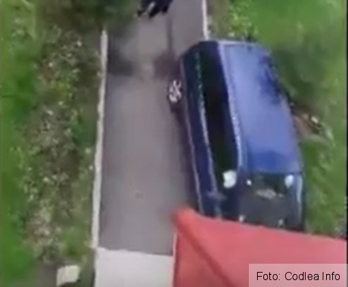 BRAȘOV. Accident rutier cu 2 victime la Codlea. O mașină a intrat în scara unui bloc (FOTO) 2 masina_234075.png