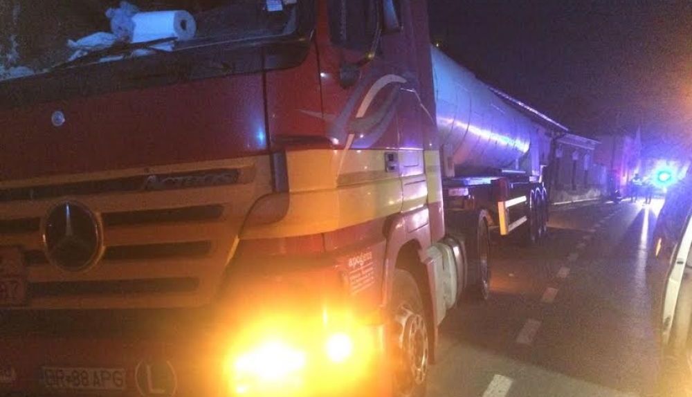 BRAȘOV. S-a oprit cu autocisterna în zidul unei case, după ce a lovit trei oameni (FOTO) 2 tir voila_233895.jpg