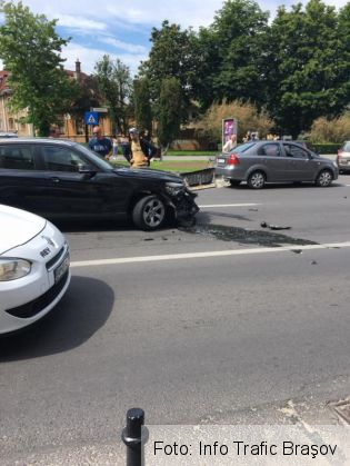 BRAŞOV. Coliziune pe Bulevardul Eroilor! Una dintre maşini a ajuns pe trotuar, lângă staţia RATBV (FOTO) 2 accident eroilor 2_236652.jpg