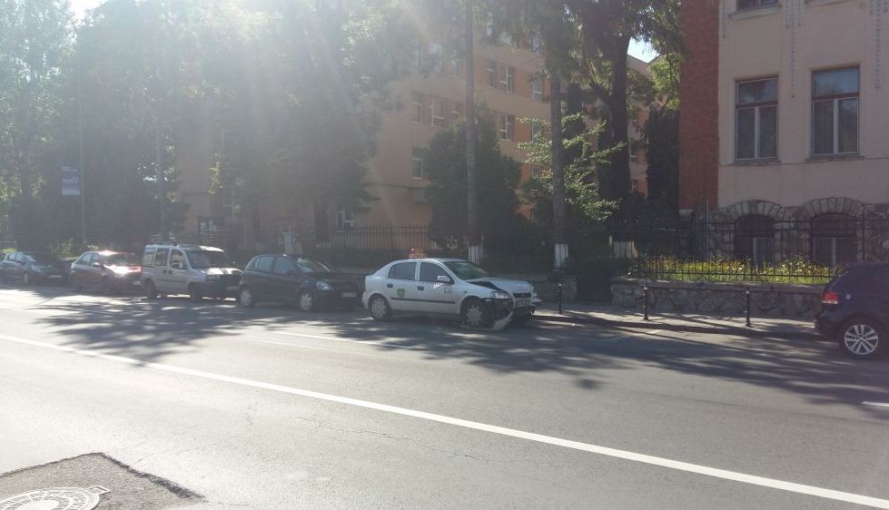 BRAȘOV. Accident cu două victime, pe strada Iuliu Maniu! (FOTO) 3 accident_29.jpg