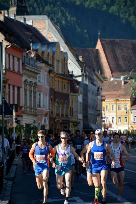 BRAȘOV. Peste 2.500 de sportivi au alergat în Ţinutul lui Dracula!!! (GALERIE FOTO) 2 atletism1.jpg
