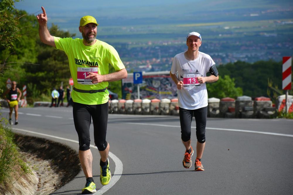 BRAȘOV. Peste 2.500 de sportivi au alergat în Ţinutul lui Dracula!!! (GALERIE FOTO) 3 atletism2.jpg