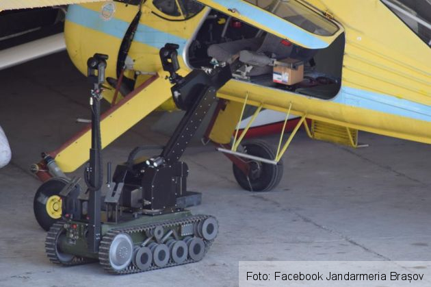 BRAȘOV. Colet suspect găsit la Aerodromul Sânpetru... în cadrul unui exercițiu (GALERIE FOTO) 2 colet suspect 4_235708.jpg