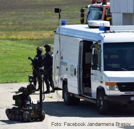 BRAȘOV. Colet suspect găsit la Aerodromul Sânpetru... în cadrul unui exercițiu (GALERIE FOTO) 5 colet suspect 6_235709.jpg