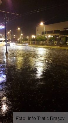 BRAȘOV. Atenție, ploaia abundentă a format „lacuri” pe Bulevardul Gării și pe strada 13 Decembrie (foto) 2 inundatie bulevardul garii 2_235951.jpg