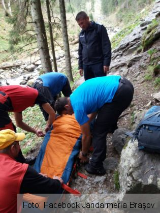 BRAȘOV. Turist recuperat de pe Valea Sâmbetei, după o accidentare (FOTO) 2 jandarmerie victoria 2_235196.jpg