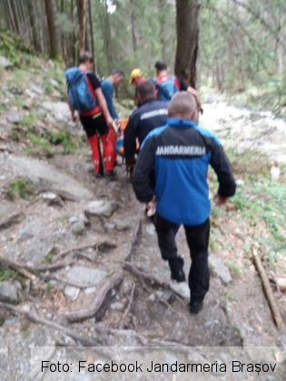 BRAȘOV. Turist recuperat de pe Valea Sâmbetei, după o accidentare (FOTO) 3 jandarmerie victoria_235197.jpg