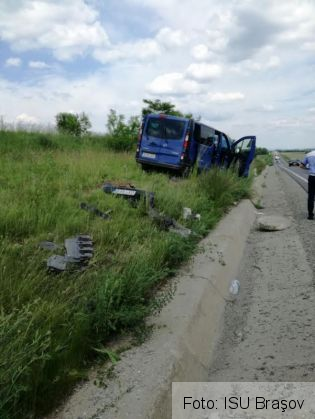 BRAŞOV. Microbuz intrat în parapet, pe DN 1! (Update FOTO) 2 microbuz dn 1 3_236649.jpg