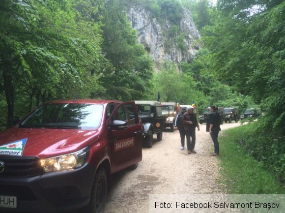 BRAŞOV. Paradă de autoturisme ARO, asistată de Salvamont 3 parada 4_236491.jpg