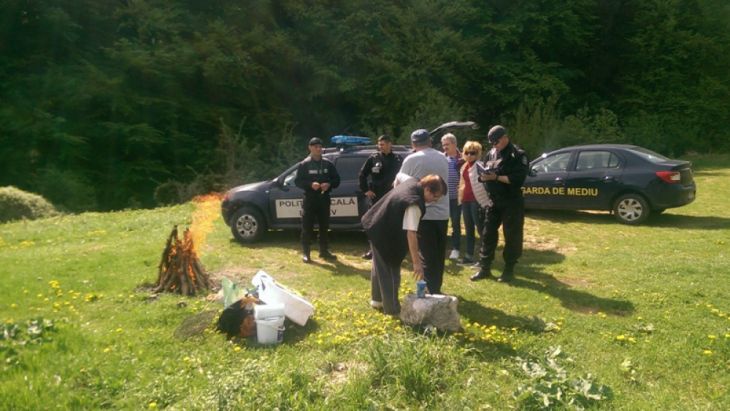 BRAŞOV. Comisarii Gărzii de Mediu şi poliţiştii locali au ieşit la... grătar 3 picnic gratare controale (2)_235463.jpg