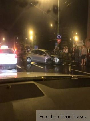BRAȘOV. Accident în sensul giratoriu de la „Hidro B” (FOTO) 3 accident hidro 2_237038.jpg