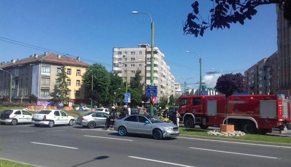 Update. BRAŞOV. Şoferiţă rănită în accidentul din sensul giratoriu de la intersecţia Căii Bucureşti cu străzile Zizinului şi Toamnei 2 accidentsensgiratoriu2.jpg