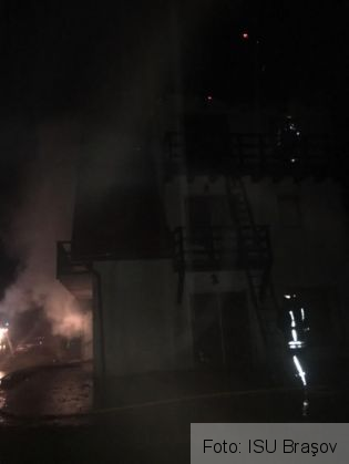 Update. BRAŞOV. Mansarda şi acoperişul unei pensiuni s-au transformat în scrum de la un fulger (FOTO) 2 incendiu pensiune 2_236993.jpg