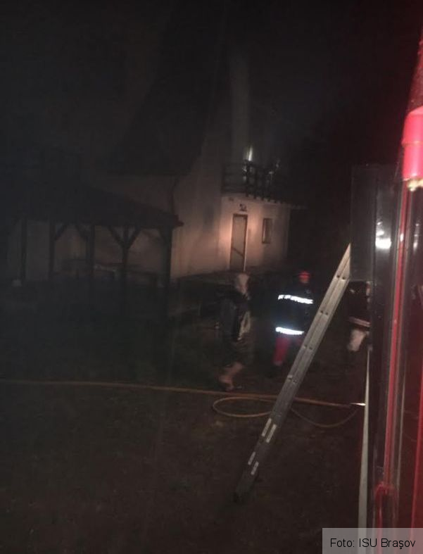 Update. BRAŞOV. Mansarda şi acoperişul unei pensiuni s-au transformat în scrum de la un fulger (FOTO) 3 incendiupensiune3.jpg