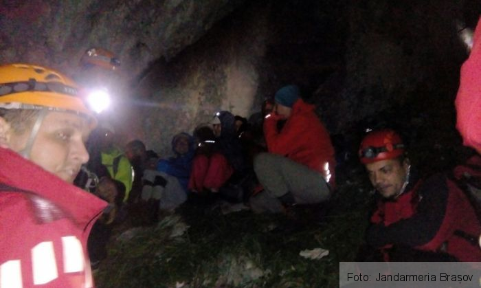 BRAȘOV. Intervenție periculoasă în Piatra Craiului, pentru recuperarea unui grup de turiști din Ungaria (FOTO) 4 IMG-20170715-WA0023_238814.jpg