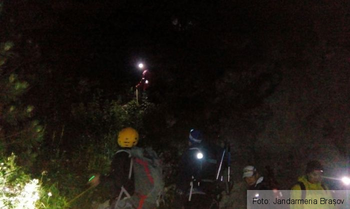 BRAȘOV. Intervenție periculoasă în Piatra Craiului, pentru recuperarea unui grup de turiști din Ungaria (FOTO) 3 IMG-20170715-WA0028_238815.jpg