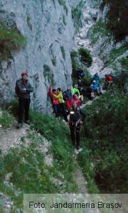 BRAȘOV. Intervenție periculoasă în Piatra Craiului, pentru recuperarea unui grup de turiști din Ungaria (FOTO) 8 IMG-20170715-WA0032_238817.jpg