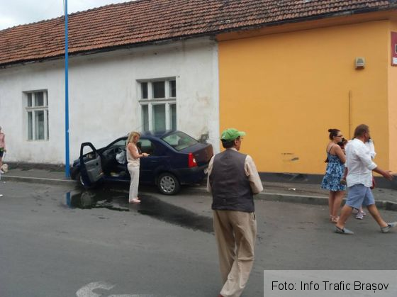 BRAȘOV. Autoturism intrat pe trotuar, la plăcintărie, în urma unui accident rutier (FOTO) 2 accident banatului 2_238204.jpg