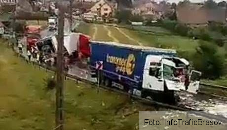 BRAȘOV. Accident cu două victime pe DN13, la Rotbav. Două TIR-uri implicate - FOTO 2 accidentrotbav1_2.jpg