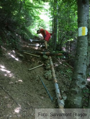 BRAŞOV. Scări pentru turiştii care merg spre Pietrele lui Solomon (FOTO) 2 scari salvamont 3_238745.jpg