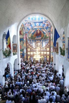 sfintire-biserica-mitropolia-ardealului-ips-laurentiu-ps-and