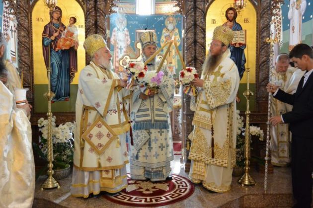 sfintire-biserica-mitropolia-ardealului-ips-laurentiu-ps-and