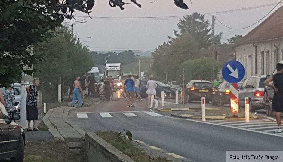 BRAȘOV. Accident pe DN 1, între un microbuz și un autoturism (FOTO) 3 accidentsercaia_2.jpg