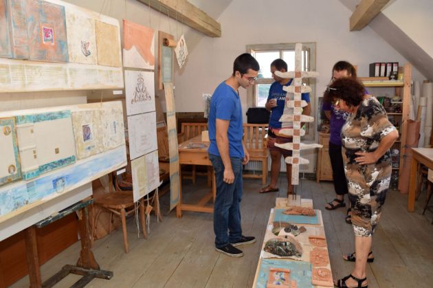 BRAŞOV. „Incipit” aduce arta caligrafilor de altădată în viziunea a şapte creatori 4 expo Incipit2_240424.jpg