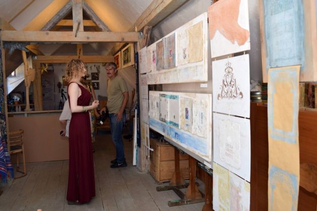 BRAŞOV. „Incipit” aduce arta caligrafilor de altădată în viziunea a şapte creatori 3 expo Incipit3_240423.jpg