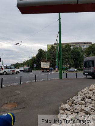 BRAȘOV. Atenție, cabluri rupte în sensul giratoriu de la Făget (FOTO) 2 giratoriu faget 2_240238.jpg