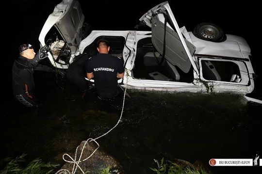 Accident grav. Un microbuz a căzut în Dâmbovița. Trei persoane, între care o fetiță de opt ani, au murit - FOTO 2 microbuz1.jpg