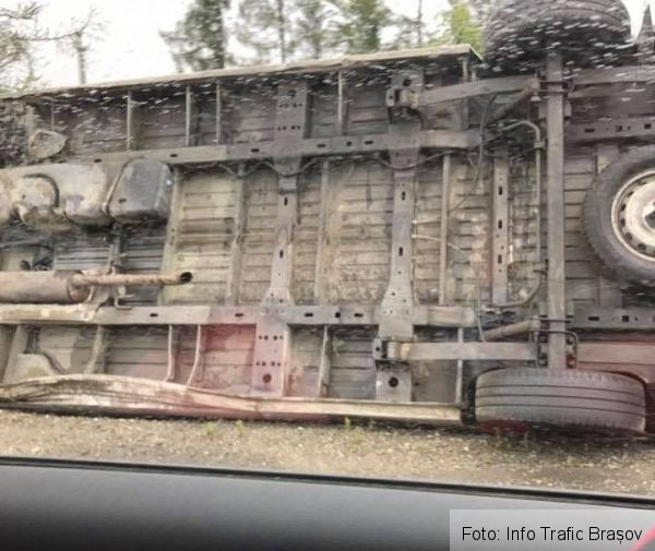 BRAȘOV. Microbuz răsturnat și căruță spulberată de un autoturism, pe DN 1! (FOTO) 2 microbuzrasturnat.jpg