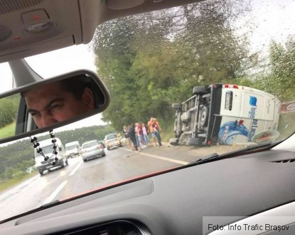 BRAȘOV. Microbuz răsturnat și căruță spulberată de un autoturism, pe DN 1! (FOTO) 3 microbuzrasturnat_2.jpg