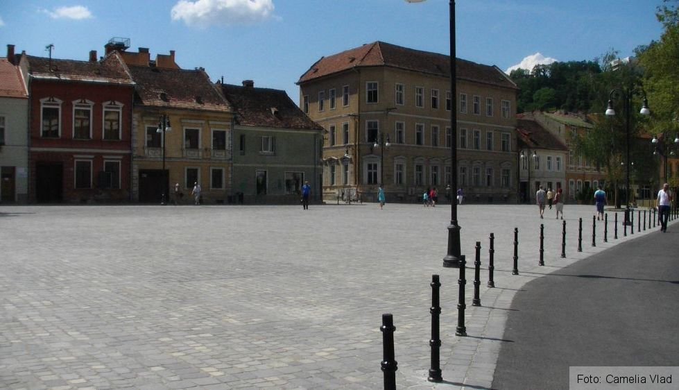 BRAȘOV. Povestea băncuțelor fără spătar din spatele Hotelului Aro, zonă transformată în pietonal. GALERIE FOTO 6 piata-aro.jpg