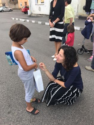 BRAȘOV-CODLEA. Zeci de familii au scăpat, deocamdată, de grija rechizitelor pentru copii 3 copii3_240858.jpg