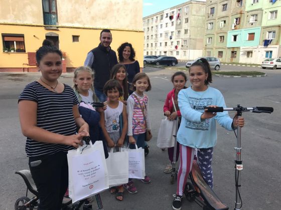 BRAȘOV-CODLEA. Zeci de familii au scăpat, deocamdată, de grija rechizitelor pentru copii 2 copii_240856.jpg