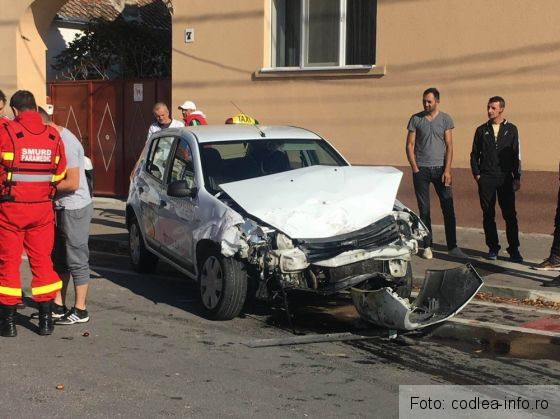 BRAŞOV. Taxi implicat într-un accident cu două victime, la Codlea (FOTO) 2 accident codlea 2_242550.jpg