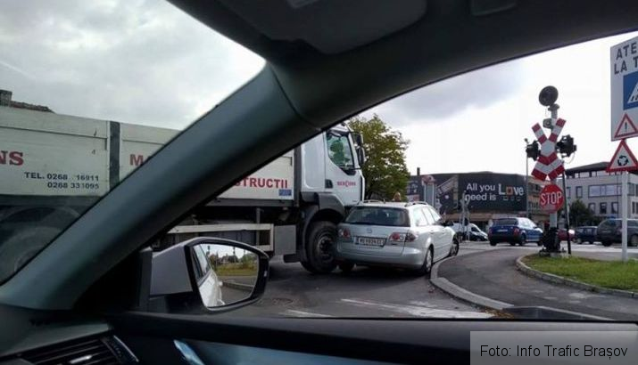 BRAȘOV. Autoturism „șifonat” de un camion, în Bartolomeu (FOTO) 2 accidentbartolomeu2.jpg