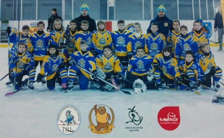 BRAȘOV. HOCHEI. Puștii Coronei au făcut spectacol în Ungaria 2 u10.jpg